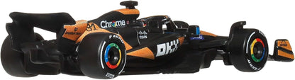 Hot Wheels Formel 1 McLaren Oscar Piastri #81, Premium Die-Cast-Rennauto im Maßstab 1:64, Sammelspielzeug mit Real Riders-Reifen sowie Metall/Metall-Karosserie und Fahrgestell, JKD81