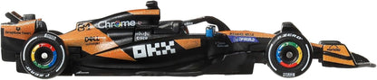 Hot Wheels Formel 1 McLaren Oscar Piastri #81, Premium Die-Cast-Rennauto im Maßstab 1:64, Sammelspielzeug mit Real Riders-Reifen sowie Metall/Metall-Karosserie und Fahrgestell, JKD81