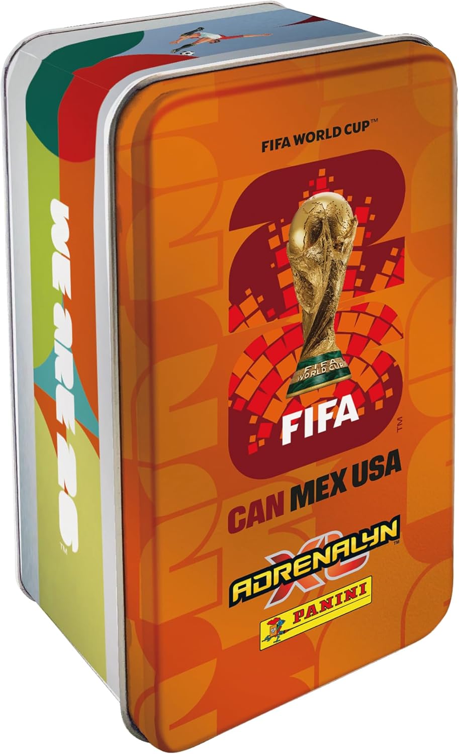 Coupe du Monde DE LA FIFA 2026 Trading Cards Game Boîte métal 8 Pochettes + 1 Golden Baller + 3 Cartes édition limitée (4 Coloris aléatoires)