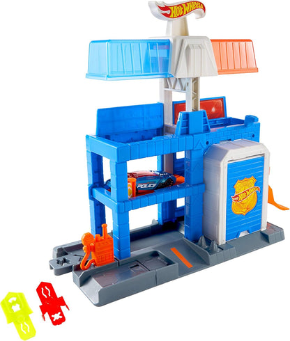 Hot Wheels Toy Car Track Set, City Downtown Police Tower Playset & 1:64 Scale Die-Cast Police Vehicle, Expands to 3 Levels, Speed Snap Track System, JHL74