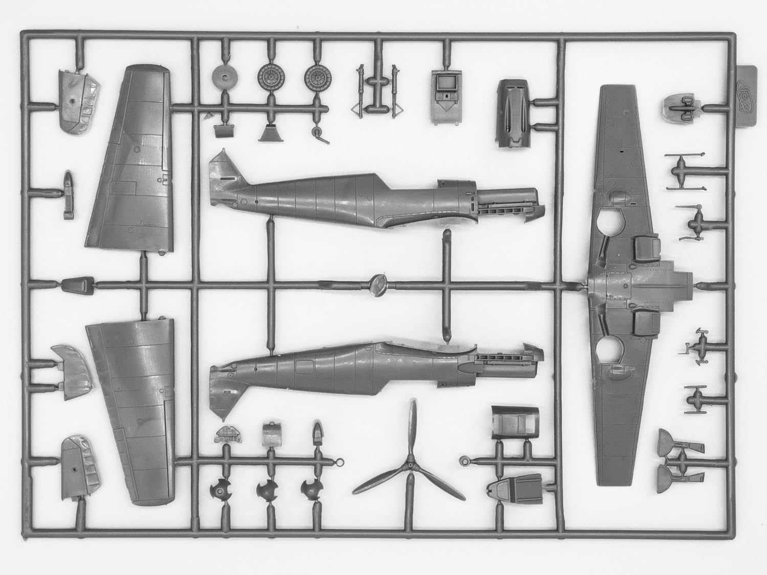 ICM 1:72 - Messerschmitt Bf 109E-7/Trop, WWII Fighter