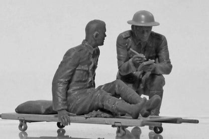 ICM 1:35 - Model T 1917 Ambulance & Medical Pers.