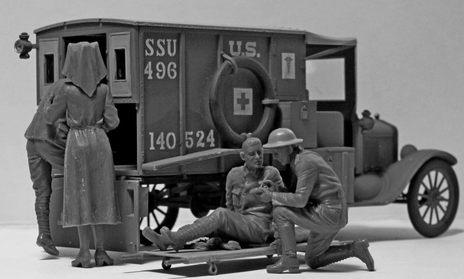 ICM 1:35 - Model T 1917 Ambulance & Medical Pers.
