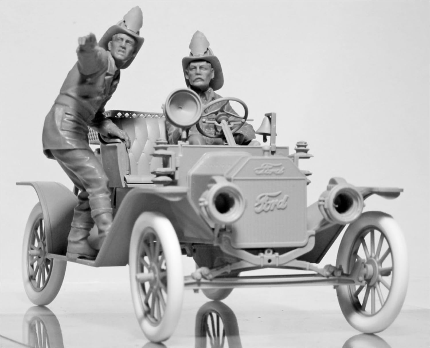ICM 1:24 - Model T 1914 Fire Truck with Crew Multicolor