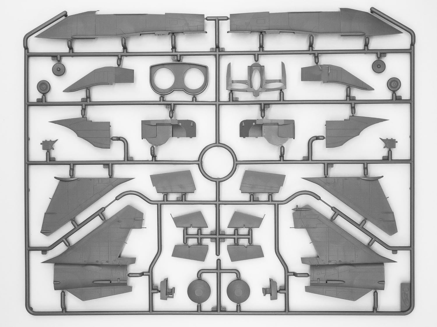 ICM 1:72 - MiG-25 RBF, Soviet Reconnaissance Plane Gray