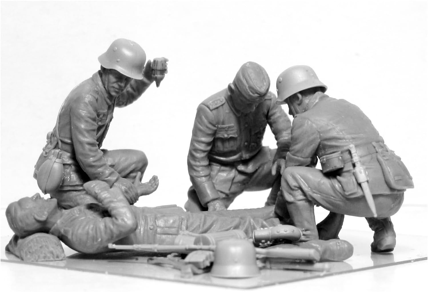 ICM 1:35 - WWII German Military Medical Personnel