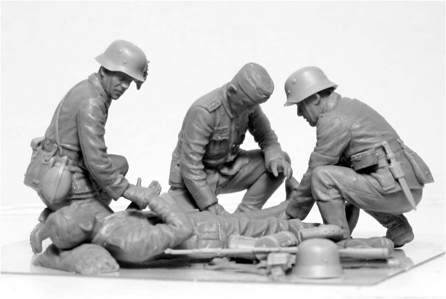 ICM 1:35 - WWII German Military Medical Personnel