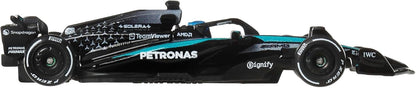 Hot Wheels Premium Formel 1 Mercedes-Benz – George Russell #63 Die-Cast-Spielzeugauto im Maßstab 1:64 Sammelspielzeug-Rennauto mit Real Riders-Reifen sowie Metall-Karosserie und -Fahrgestell, JKD80