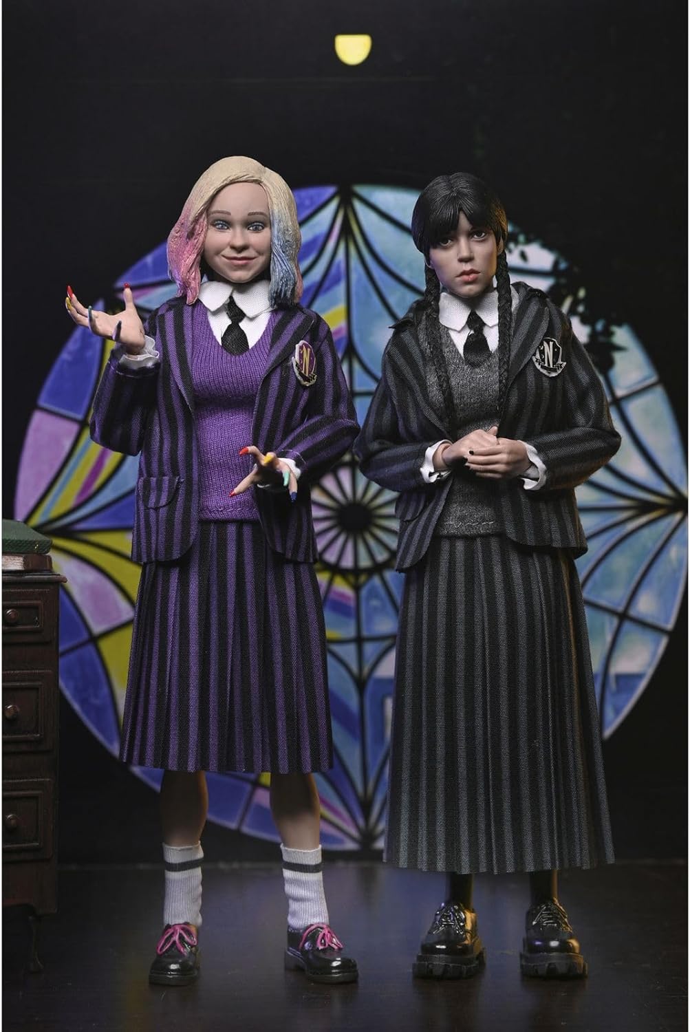 NECA Wednesday Addams & Enid Sinclair Nevermore Uniform Version 2 Clothed Action Figuren, 20 cm