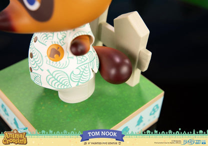 First 4 Figures - Animal Crossing: Nuovi Orizzonti – Statua Tom Nook – Statua in PVC Dipinto – 22 cm