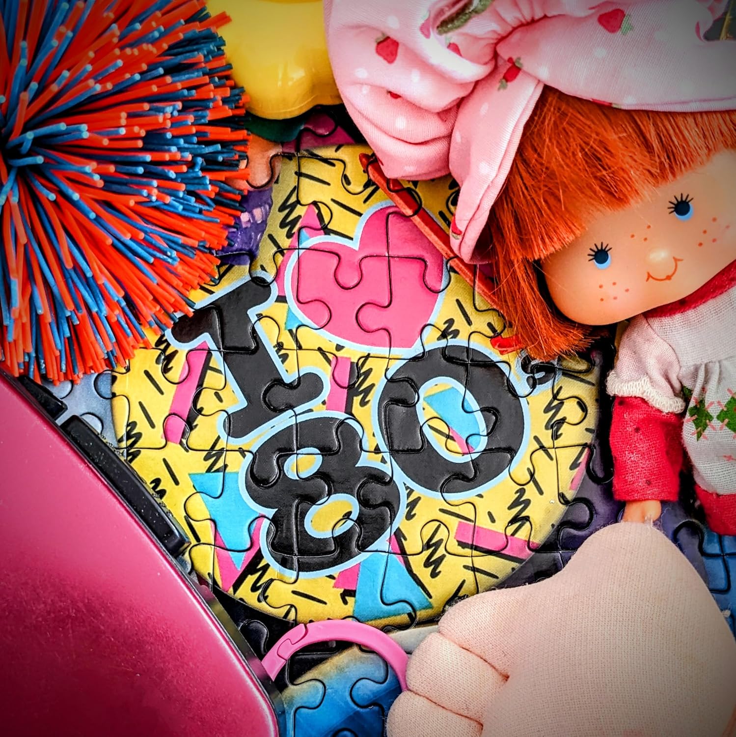 Gibsons We Love the 80s 1000 Piece Jigsaw Puzzle for Adults – Retro Nostalgia Puzzle with 80s Icons by Eduard – Colourful Vintage Design – Premium Sustainable Puzzle Made in the UK/EU
