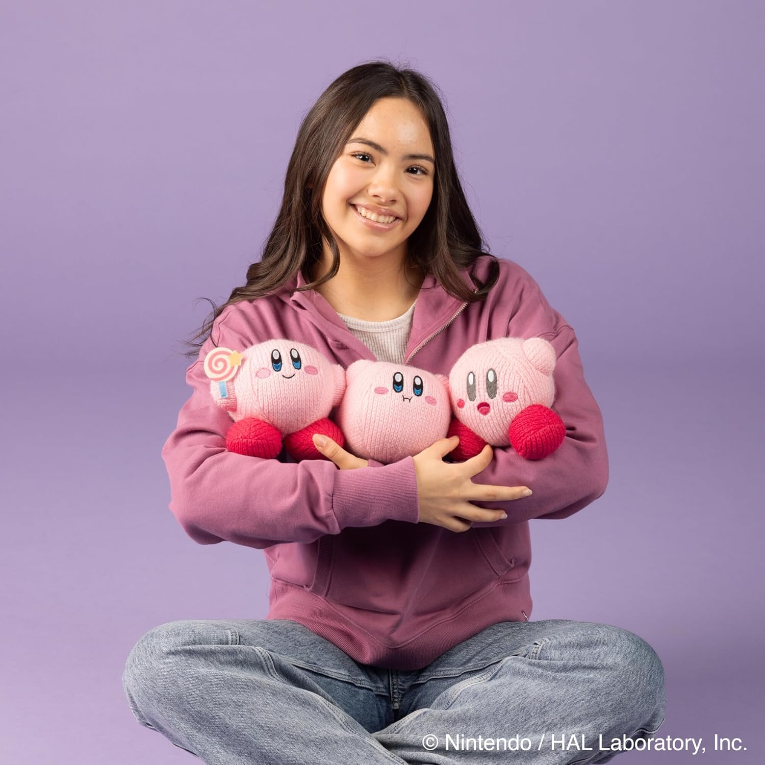 TOMY Nuiguru Knit Kirby - Peluche Kirby con caramelo invencible, peluches coleccionables de punto y ganchillo, bonitos accesorios de escritorio y rellenos de cesta de Pascua, decoración y accesorios
