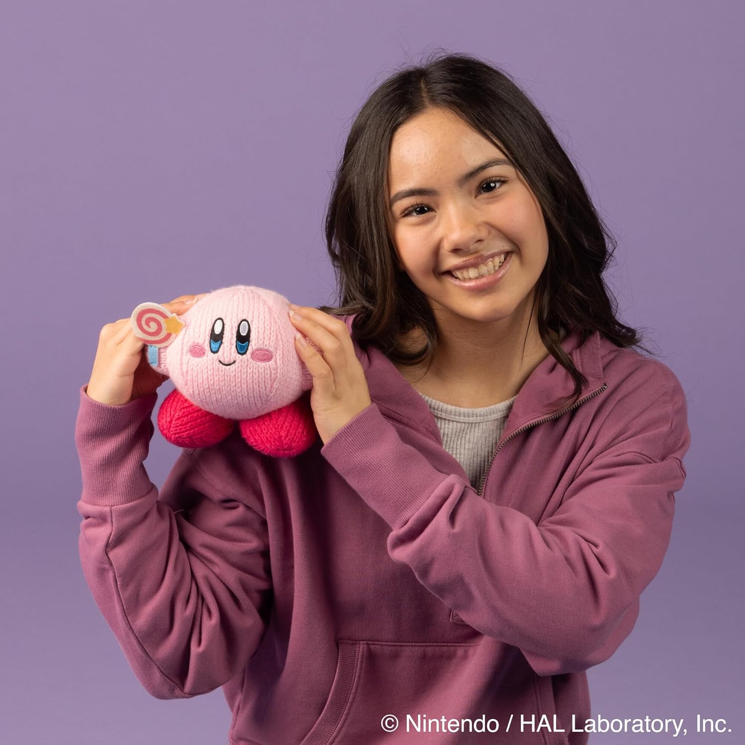TOMY Nuiguru Knit Kirby - Peluche Kirby con caramelo invencible, peluches coleccionables de punto y ganchillo, bonitos accesorios de escritorio y rellenos de cesta de Pascua, decoración y accesorios
