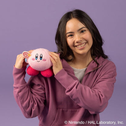 TOMY Nuiguru Knit Kirby - Peluche Kirby con caramelo invencible, peluches coleccionables de punto y ganchillo, bonitos accesorios de escritorio y rellenos de cesta de Pascua, decoración y accesorios