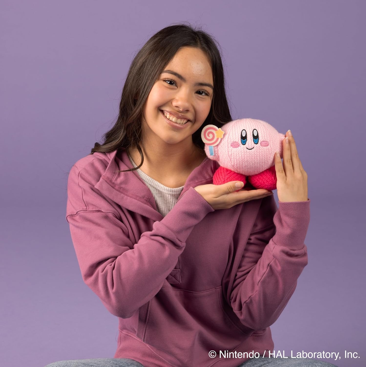TOMY Nuiguru Knit Kirby - Peluche Kirby con caramelo invencible, peluches coleccionables de punto y ganchillo, bonitos accesorios de escritorio y rellenos de cesta de Pascua, decoración y accesorios