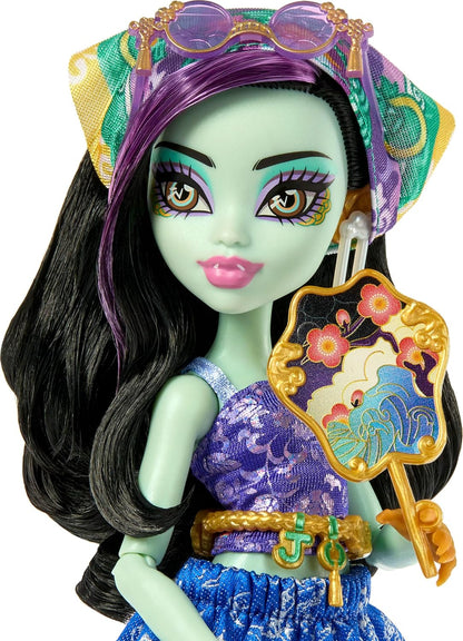 Monster High Skulltimate Secrets Jinafire Long Doll and Accessories Set, Destination: Gore-geous Oasis with Suitcase and 19+ Surprises like Clothes, JDR52
