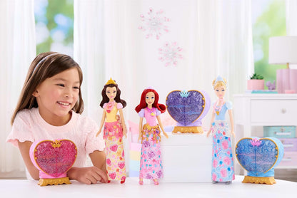 Mattel Disney Princess Belle Modepuppe und Zubehörteile mit 8 Überraschungen, darunter herzförmige Juwelenbox, Ring für Kind und 9 Teile, vom Film inspiriert, JHL51,