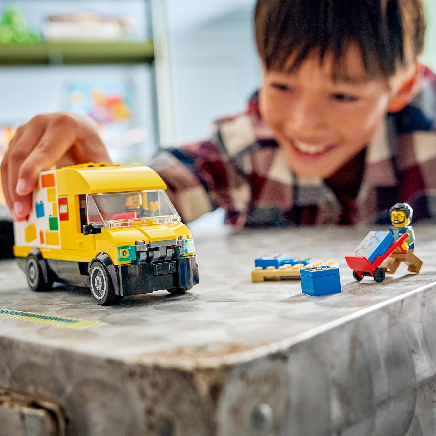 LEGO City De LEGO Bestelwagen Auto Speelgoed voor Kinderen - Bouwpakket met 2 Minifiguren, Karretje en Accessoires voor Rollenspellen - Verjaardagscadeau voor Jongens vanaf 6 Jaar - 60500