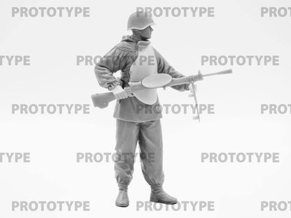 ICM 16013 1/16 World War II Soviet Army Assault Engineer Plastic Model
