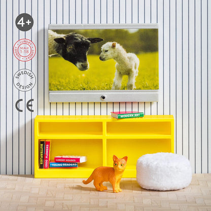 LUNDBY Poppenhuis Meubels — Woonkamer TV Set + Boekenkast — Poppenhuis Accessoires — 11 stuks voor 11 cm Mini Poppen, — Leeftijd 4+, 1:18