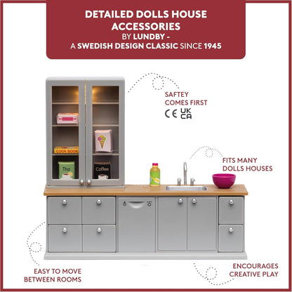 LUNDBY Dolls House Furniture Kitchen Sink Cupboard Drawers – Doll House Accessories LED Lights in Cabinet – 8-pieces – for 11 cm Mini Dolls – Age 4+, 1 :18