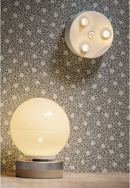 LUNDBY Accessoires voor poppenhuisverlichting, plafondlamp, schijnwerpers + vloerlamp, mini-batterij-aangedreven ledverlichting voor minipoppen, 11 cm, 2 stuks, leeftijd 4 jaar, 1:18