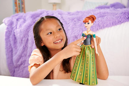 Mattel Spielzeuge aus Disney Die Eiskönigin, Singende Anna-Modepuppe in charakteristischem Outfit, singt Zum ersten Mal aus dem Disney-Film in Englisch, Französisch, Deutsch, Italienisch, JDL59