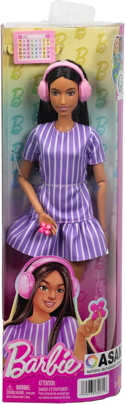 Barbie Fashionistas Pop nr. 245, Barbie pop met autisme, in paars gestreepte jurk en met accessoires, zoals fidgetspinner, tablet en hoofdtelefoon, JJN58