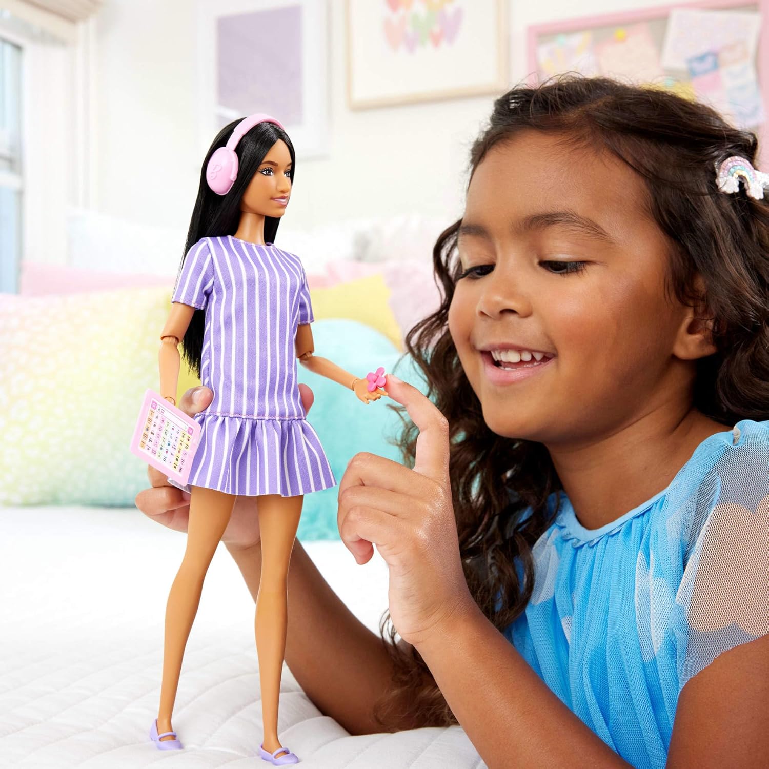 Barbie Fashionistas Pop nr. 245, Barbie pop met autisme, in paars gestreepte jurk en met accessoires, zoals fidgetspinner, tablet en hoofdtelefoon, JJN58