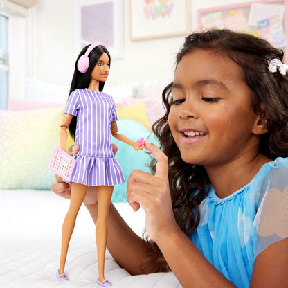 Barbie Fashionistas Pop nr. 245, Barbie pop met autisme, in paars gestreepte jurk en met accessoires, zoals fidgetspinner, tablet en hoofdtelefoon, JJN58
