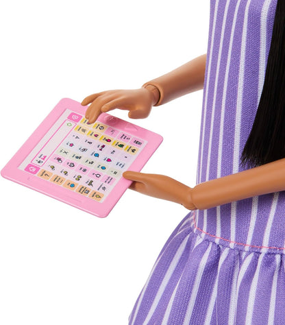 Barbie Fashionistas Pop nr. 245, Barbie pop met autisme, in paars gestreepte jurk en met accessoires, zoals fidgetspinner, tablet en hoofdtelefoon, JJN58