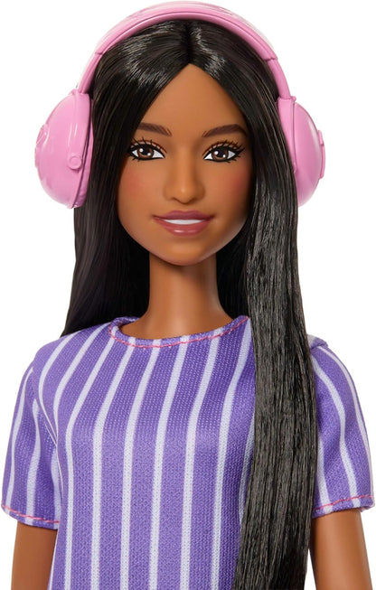 Barbie Fashionistas Pop nr. 245, Barbie pop met autisme, in paars gestreepte jurk en met accessoires, zoals fidgetspinner, tablet en hoofdtelefoon, JJN58