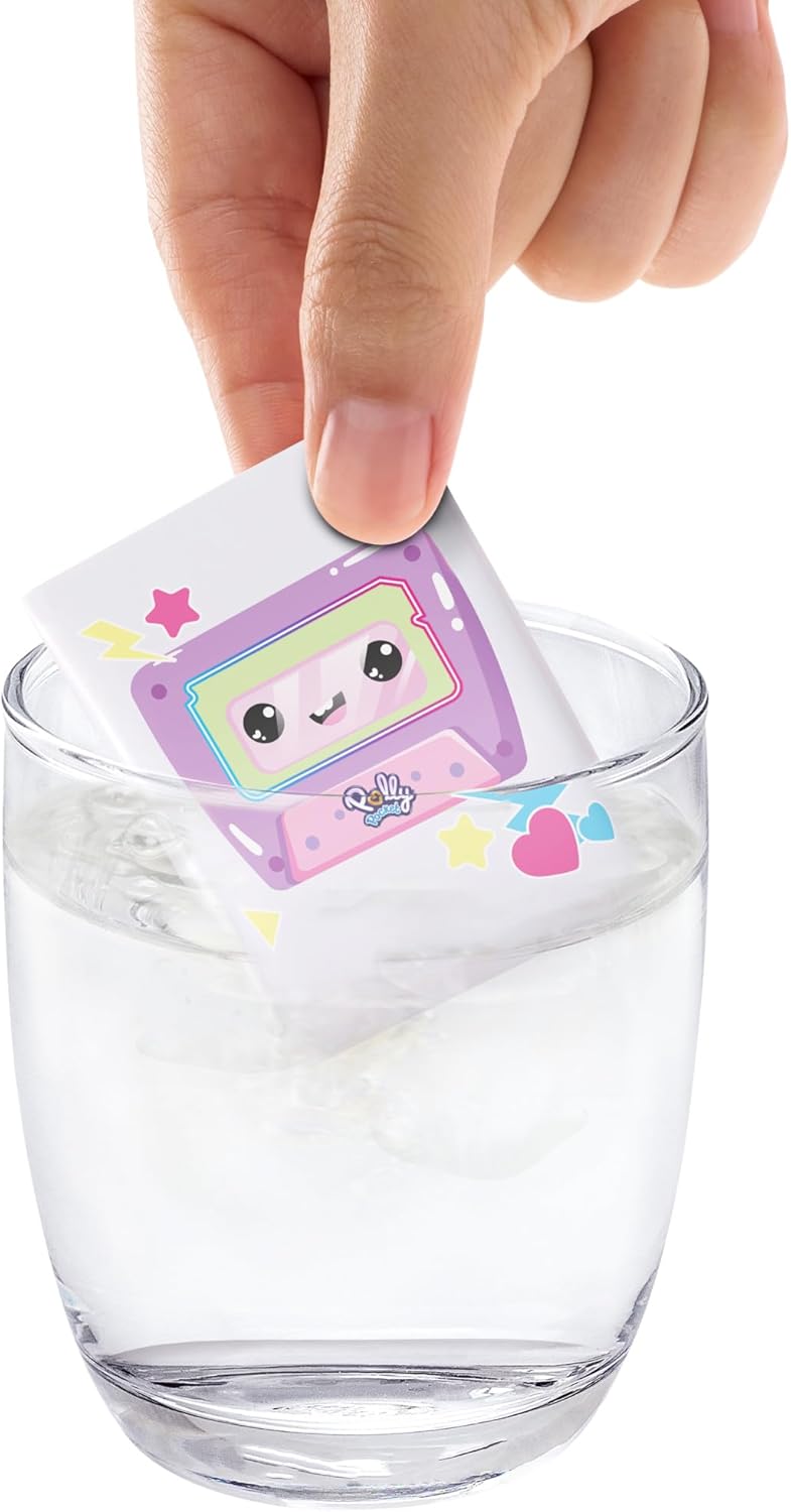 Polly Pocket-Puppe und Spielset, Diskoparty Fashion Reveal, Reisespielzeug zum Auspacken mit ca. 7 cm großer Hoodie Buddy-Puppe, 16 Zubehörteilen und lustigen Wasserüberraschungen, HRD65