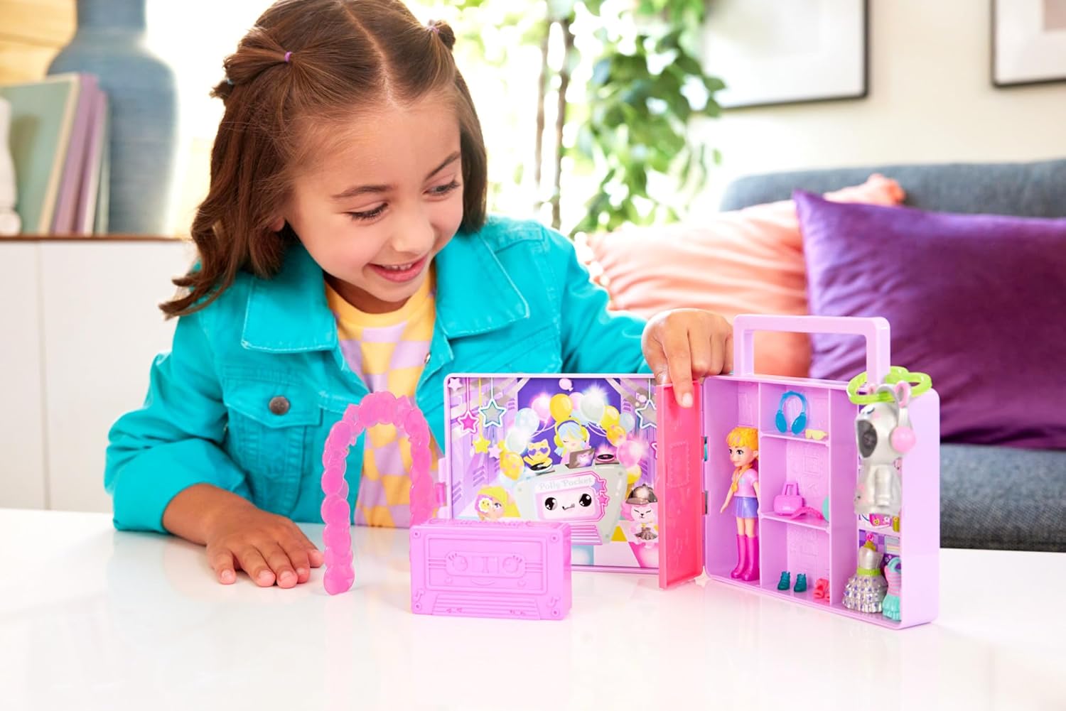Polly Pocket-Puppe und Spielset, Diskoparty Fashion Reveal, Reisespielzeug zum Auspacken mit ca. 7 cm großer Hoodie Buddy-Puppe, 16 Zubehörteilen und lustigen Wasserüberraschungen, HRD65
