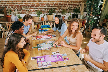 Z-Man Games Challengers | Jeu de société | À partir de 10 ans | 1 à 8 joueurs | 45 minutes de temps de jeu ou plus
