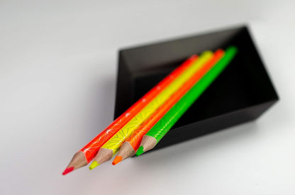 Kores Kolores Style kleurpotloden, 26 kleuren, waaronder trendy metallic, neon & mooie pasteltinten voor wit, donker en ambachtelijk papier, 26 kleurpotloden in een doos voor kinderen, kunstenaars