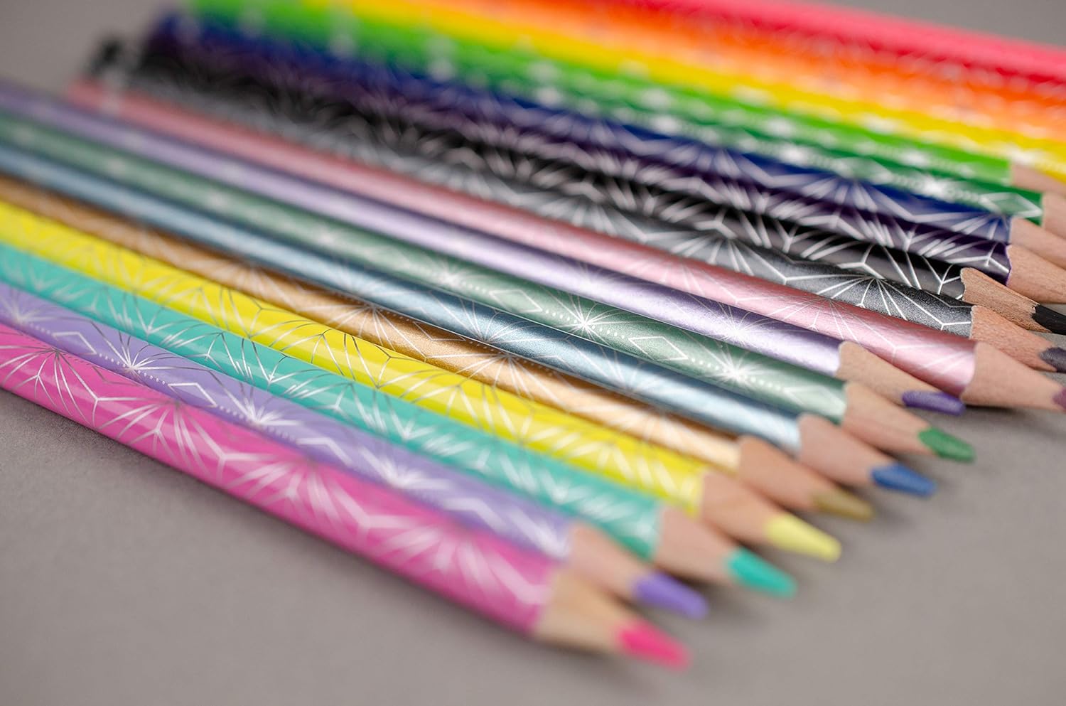 Kores Kolores Style kleurpotloden, 26 kleuren, waaronder trendy metallic, neon & mooie pasteltinten voor wit, donker en ambachtelijk papier, 26 kleurpotloden in een doos voor kinderen, kunstenaars