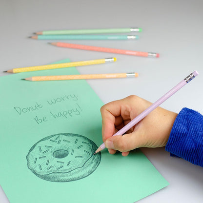 Kores - Grafitos Collage Stijl: HB Grafiet Potloden, Houten Potloden Gecoat in Pastel Kleuren met Leuk Patroon, Latex-vrije gummen, School en Kantoorbenodigdheden om te schrijven, Pack van 6