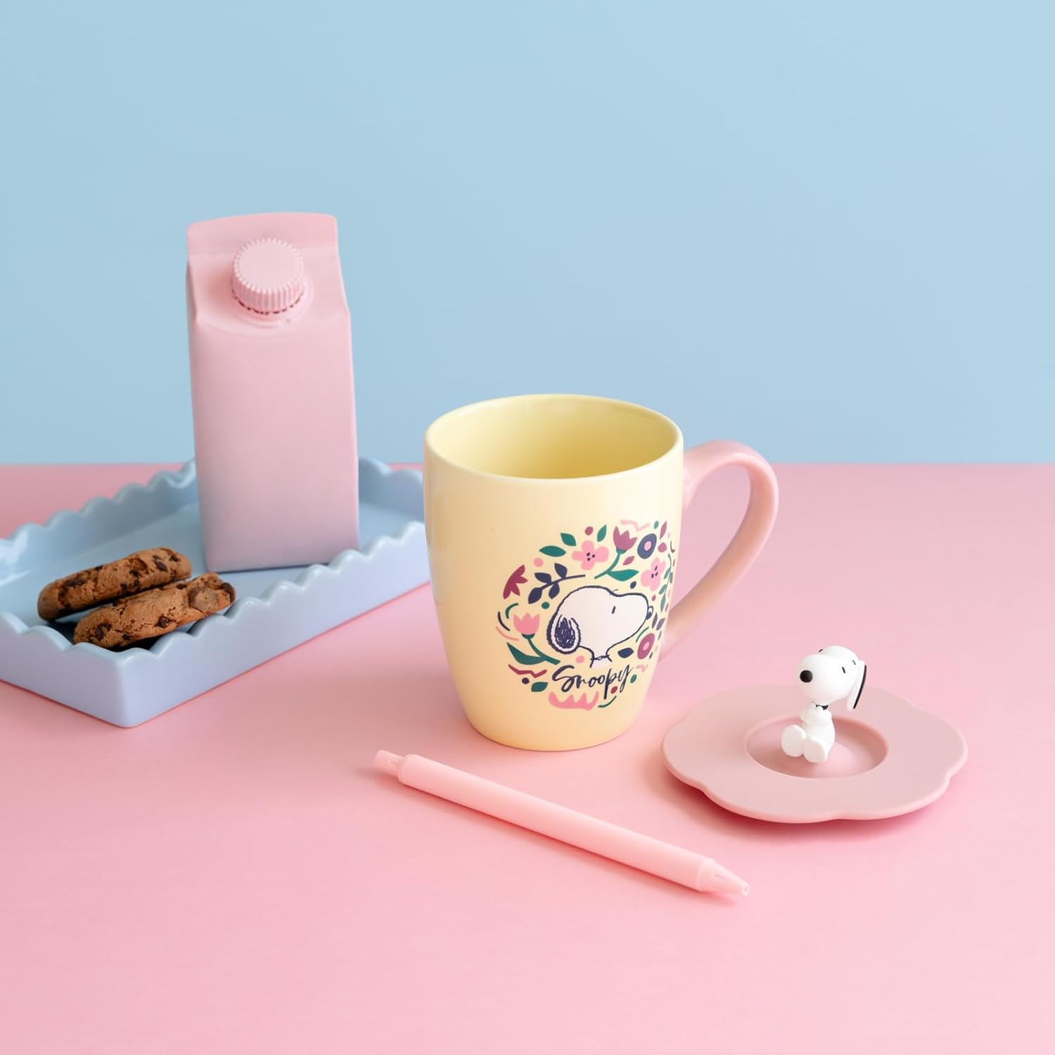 Grupo Erik Ceramic Mug with Lid - Snoopy Gifts for Dog Lovers | 12.3 oz - 350 ml Coffee Mug Tea, Cool Mugs and Cups | Dog Gifts for Women & Men