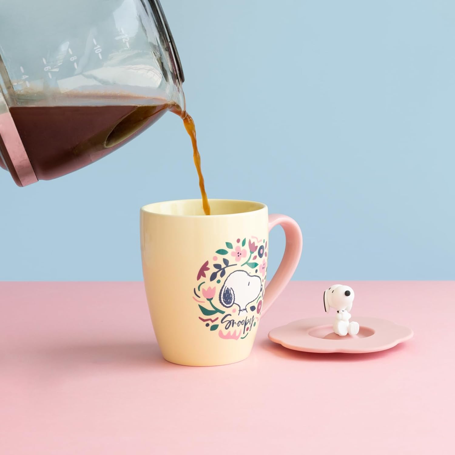 Grupo Erik Ceramic Mug with Lid - Snoopy Gifts for Dog Lovers | 12.3 oz - 350 ml Coffee Mug Tea, Cool Mugs and Cups | Dog Gifts for Women & Men