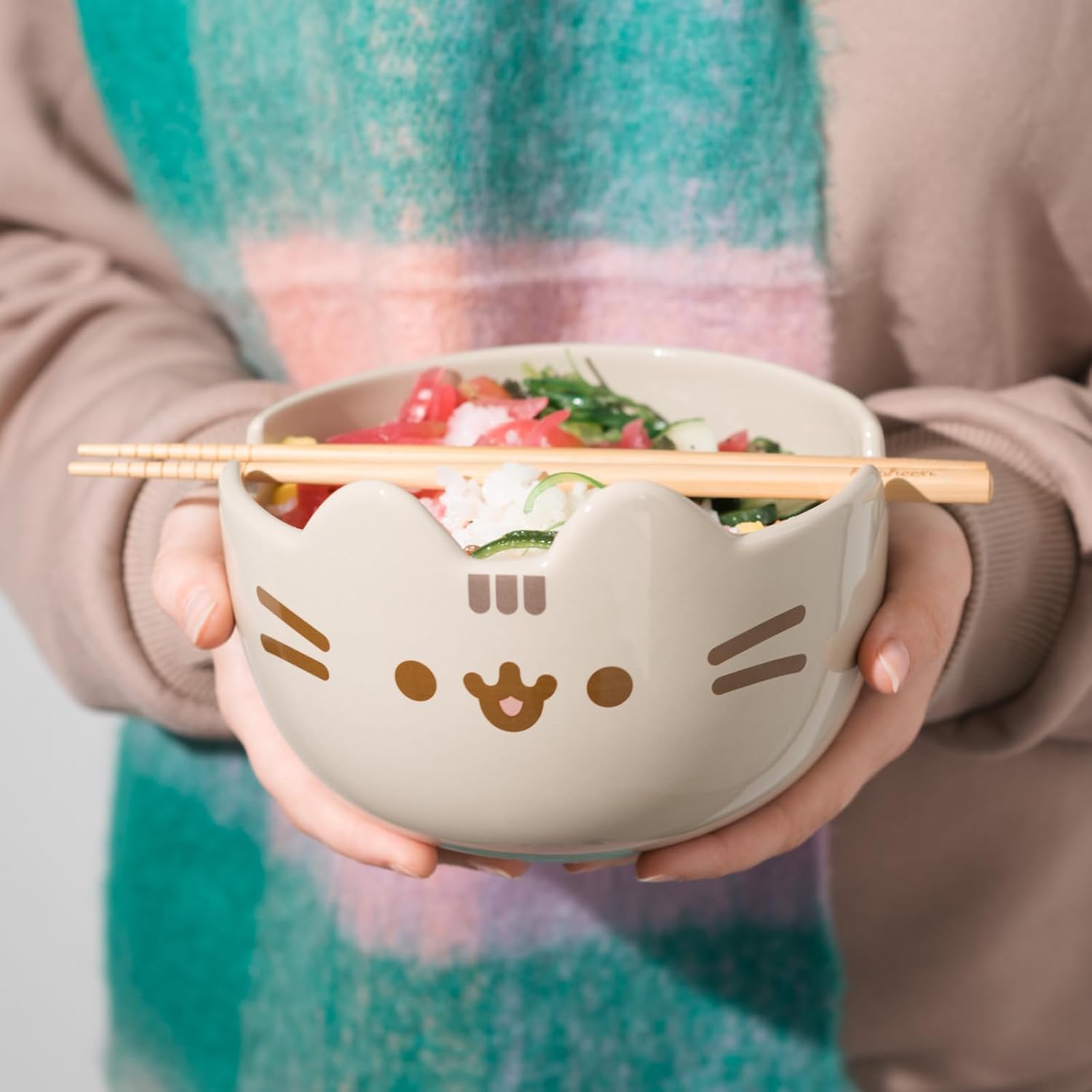Grupo Erik Ramen Bowl Set with Chopsticks - Pusheen Gifts for Cat Lovers | 31.7 oz - 900 ml, 6.3 x 3.5 inches - 16 x 19 cm Noodle Bowl with Chopsticks