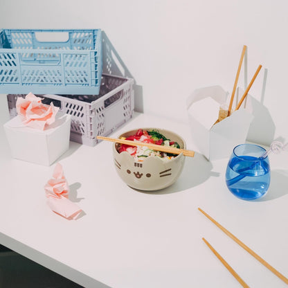 Grupo Erik Ramen Bowl Set with Chopsticks - Pusheen Gifts for Cat Lovers | 31.7 oz - 900 ml, 6.3 x 3.5 inches - 16 x 19 cm Noodle Bowl with Chopsticks