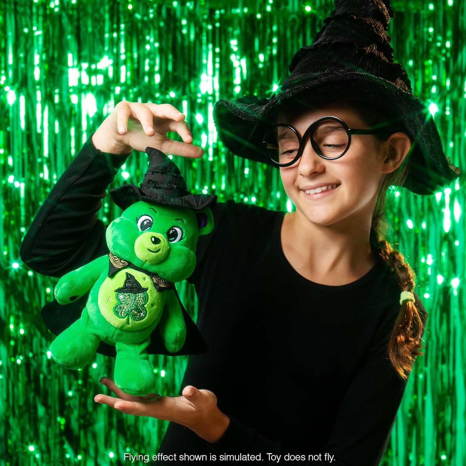 Basic Fun Care Bears x Wicked 22 cm Peluche - Good Luck Bear ALS Elphaba - Peluche Douce à Collectionner de la Collection Care Bears x Wicked