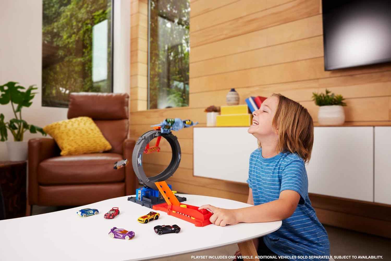 Hot Wheels Let's Race Netflix - City Toy Car Track Set, Bat Loop Attack with Adjustable Loop & Launcher, 1:64 Scale Toy Car, HTN78