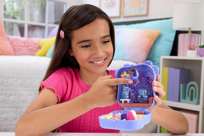 Polly Pocket Puppen und Spielset, Beste Blaubeeren-Freunde Schatulle, Reisespielzeug mit 1 Mikropuppe, Haustier und Zubehörteilen mit Obstmotiven, JKC48