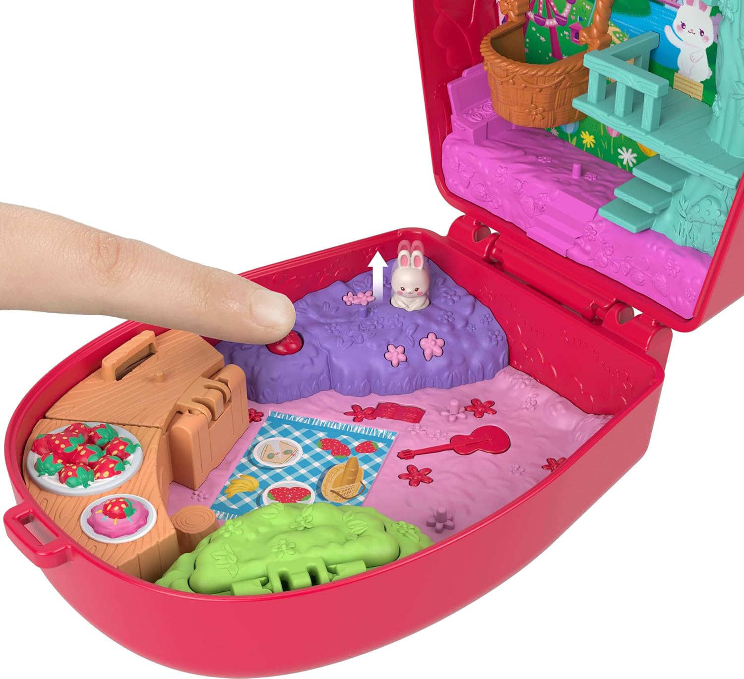 Polly Pocket Puppen und Spielset, Erdbeer-Picknick Häschen-Schatulle, Reisespielzeug mit 1 Mikropuppe, Haustier und Zubehörteilen mit Obstmotiven, JKC47