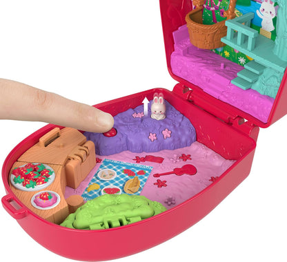 Polly Pocket Puppen und Spielset, Erdbeer-Picknick Häschen-Schatulle, Reisespielzeug mit 1 Mikropuppe, Haustier und Zubehörteilen mit Obstmotiven, JKC47