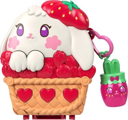 Polly Pocket Puppen und Spielset, Erdbeer-Picknick Häschen-Schatulle, Reisespielzeug mit 1 Mikropuppe, Haustier und Zubehörteilen mit Obstmotiven, JKC47