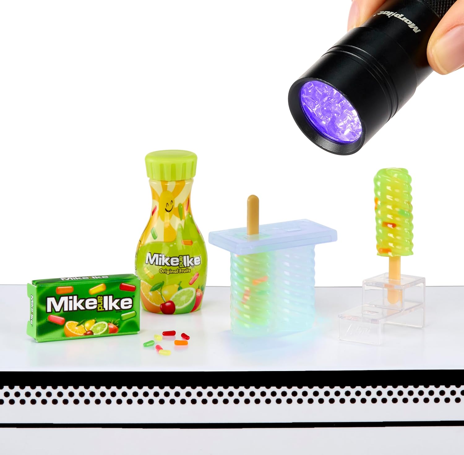 MGA's Miniverse Make It Mini Treats - Mini Coleccionables, Misterioso Embalaje Ciego, Tema Golosinas, Juego de Resina DIY, 12 Coleccionables, NO Comestible - para Coleccionistas, Edades 8+ Años