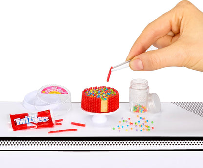 MGA's Miniverse Make It Mini Treats - Mini Coleccionables, Misterioso Embalaje Ciego, Tema Golosinas, Juego de Resina DIY, 12 Coleccionables, NO Comestible - para Coleccionistas, Edades 8+ Años